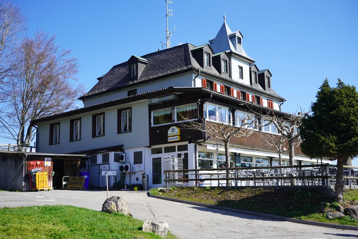 Das Restaurant Hochwacht auf dem Pfannenstiel bei sonnigem Wetter.